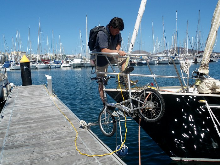 Trying to get the gasbottle filled at the official Disa Gas Plant, where they are not geared up for small bottles like ours